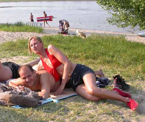 Der fflei&szlig;ige Agent Michael inmitten seiner Gespielinnen.