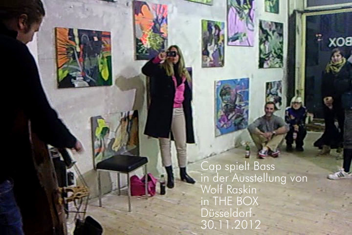 Auf das Bild Klicken für den Movie mit Bassmusik von Cap in der Ausstellung von Wolf Raskin in THE BOX Düsseldorf, 30.11.2012