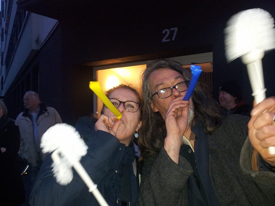 Hier sieht man uns beim wegtr&ouml;ten der D&uuml;gida........; die Farben der Tr&ouml;ten sind zuf&auml;llig....