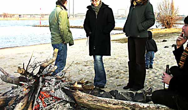 Die ersten Fruelingsfeuer am Rhein