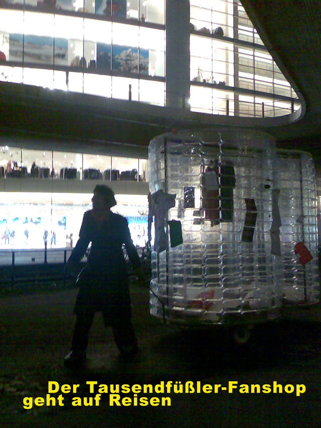 Simone mit dem Fanshop - klick f&uuml;r movie mit hoher Aufl&ouml;sung