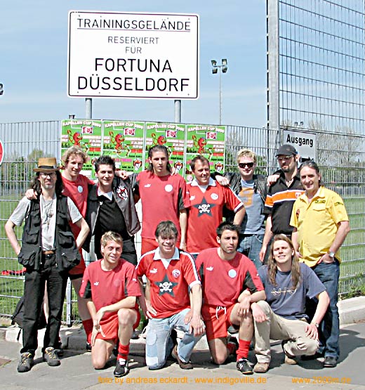 Ein paar Bandmitglieder vom Kapellencup zusammen mit Spielern der Fortuna D&uuml;sseldorf