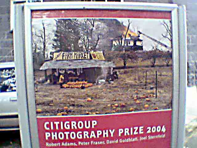 Vorne werden noch die Melonen gehandelt, hinten wird das Haus schon gel&ouml;scht.