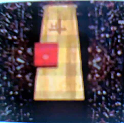 Auf dem Sarg von Papast Johannes Paul dem zweiten sieht man ein M in einem stilisierten Kreuz