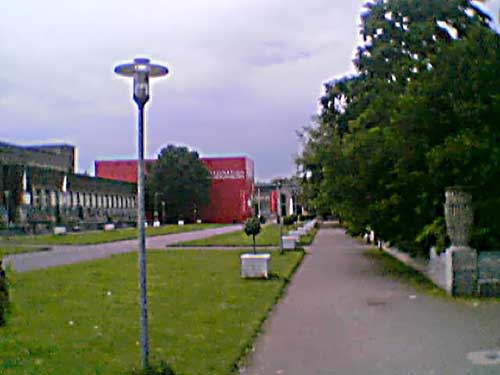 roter Klotz im Ehrenhoif