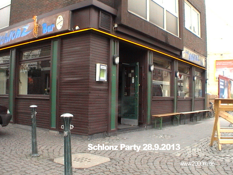 Beim Klicken sieht man einen kleinen Ausschnitt von der Schlonzparty, hier mit Marlles Bruder, der zwar zu meiner Sendezeit gespielt hat, dessen Lied mir aber sehr zu Herzen geht....