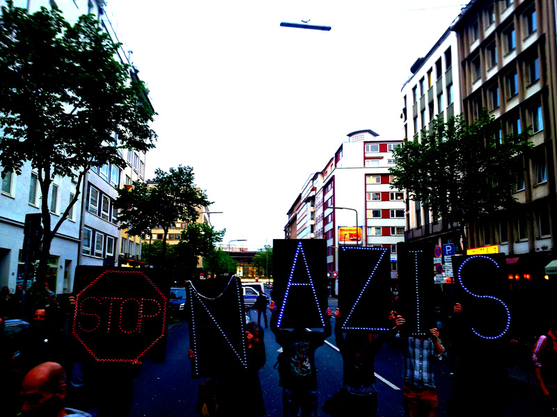 Freudenfest, weil die D&uuml;gida hoffentlich nicht mehr kommt, hinten sieht man den D&uuml;sseldorfer Hauptbahnhof, vorne die Lightbrigade