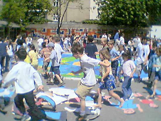 Hundert Kinder und drei Lehrer rennen um die Welt