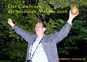 Der gehörlose Michael Spelter hat sich gefreut wie ein Schneekönig als er an einem lauschigen Dienstagabend im Malkasten die goldene Melone 2006 entgegennahm.