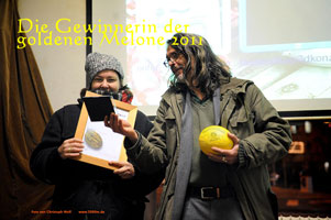 Hier seht ihr unter der Pudelmütze Susanne Troesser bei der Entgegennahme der goldenen Melone 2011. Der Link führt zur Melone 2011
